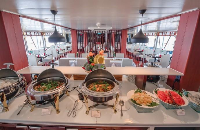 RV Indochine II restaurant buffet